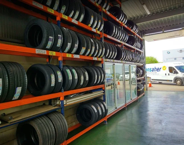 Almacén de neumáticos del taller de Autolavado Coslada
